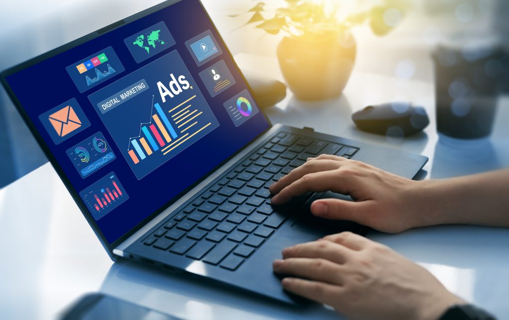 The Complete Guide to Choosing Between Organic and Paid Social Media